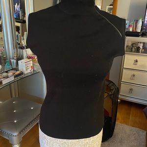 Woman’s Carmen Black Top